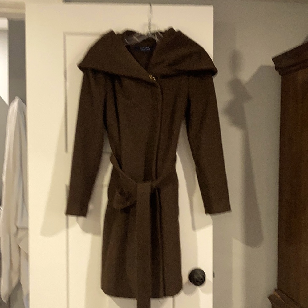 Gorgeous brown wool Cole Haan mid-length hood lies flat to beautiful collar
